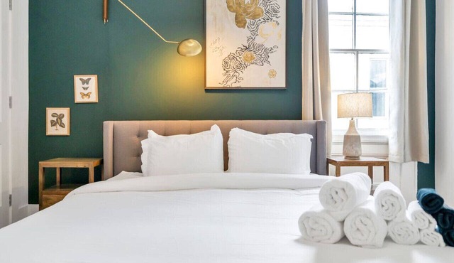 Chic Magazine St. Apt | King Bed, Balcony, Parking in New Orleans
