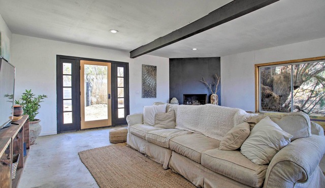 Chic Morongo Valley Home: Mtn Views & Pergola in Morongo Valley
