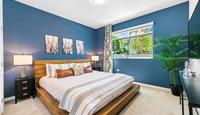 Chic Spacious Apartment steps from LACMA with Patio, Pool & Den