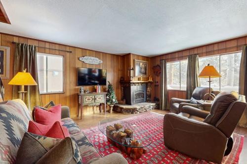 Classic Gambrel-style cabin family and pet friendly walk to lake close to ski