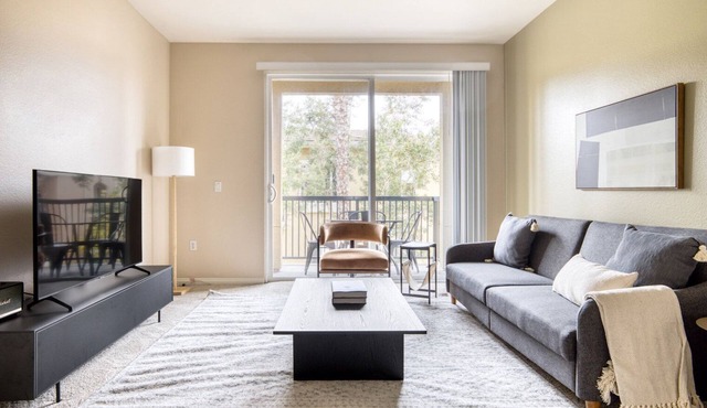 Classic Playa Del Rey 2BR w/Pool, Jacuzzi & Gym, near LAX, by Blueground