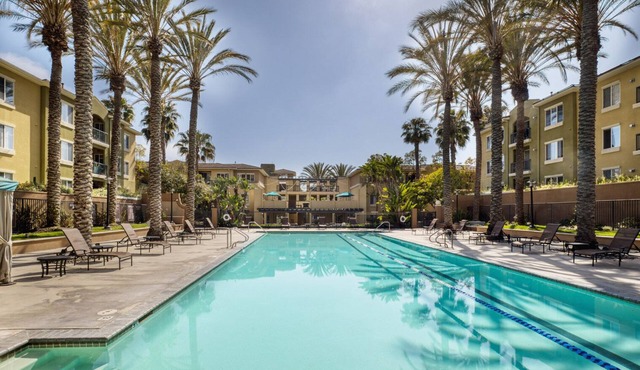 Classic Playa Del Rey 2BR w/ Pool, Jacuzzi & Gym, near LAX, by Blueground