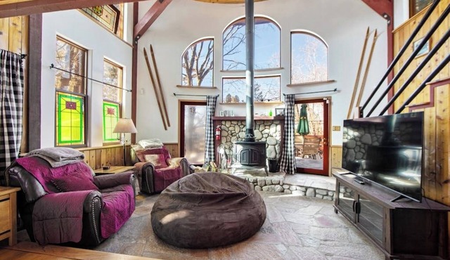 Classic two-story cabin & loft with fast WiFi, wood stove & balcony - ski nearby