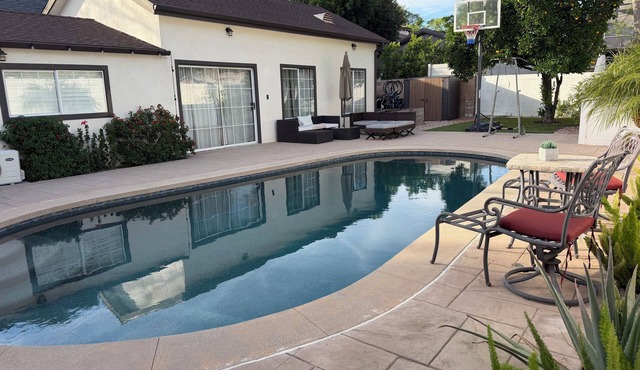 Clean, Bright & Comfortable Pool Home w/separate Poolhouse Studio