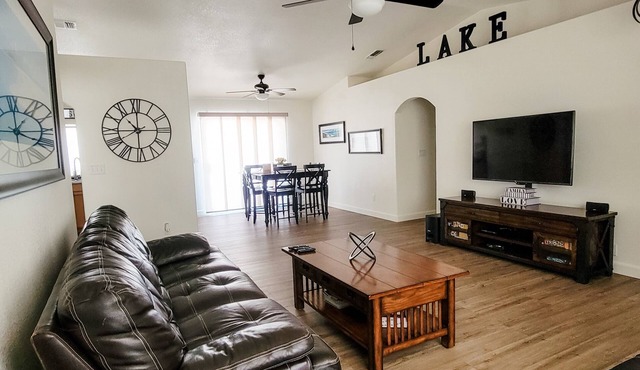 Clean & Cozy Lake Havasu Home - Sleeps 8 - Boat/RV Parking + 30AMP Hookup
