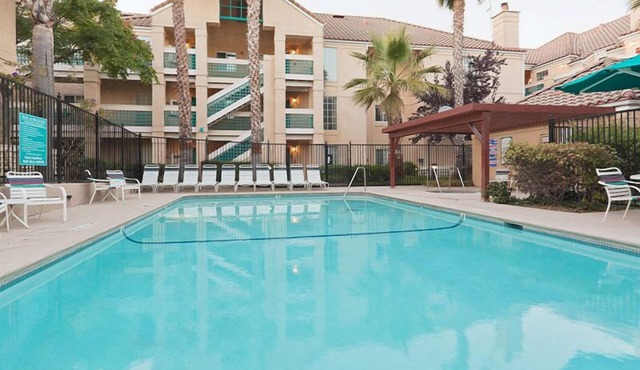 Close to San Francisco Zoo! 2 Spacious Units, Free Breakfast, Pool, Pet-friendly