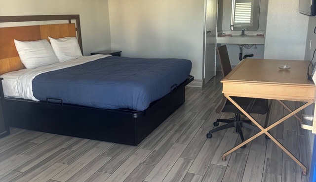 CLOVER MOTEL