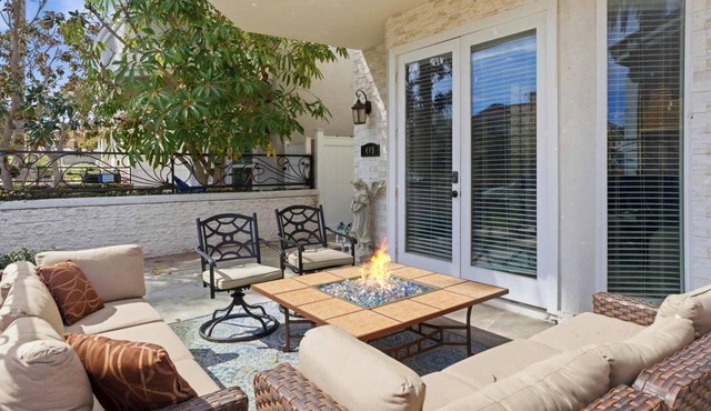 Coastal Dream 3 blocks form the sand Down town HB w/AC