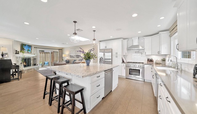 Coastal Luxury: 4bd/4bth, Hot Tub, Pool Table, Yard, Walk to Beach