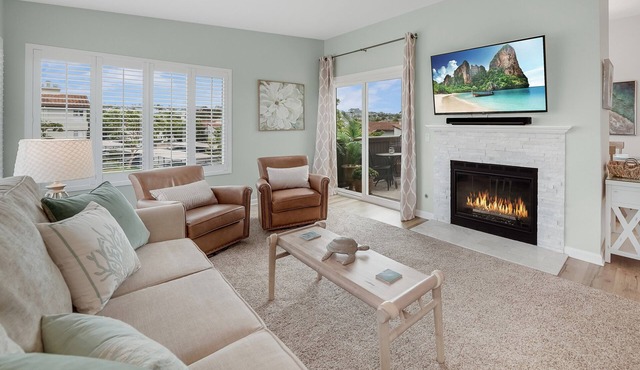 Coastal Retreat: Ritz Pointe Guard-Gated Community, Pool, Gym, Minutes to Beach