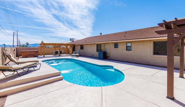 Come stay at the Pirate’s Den in Lake Havasu!