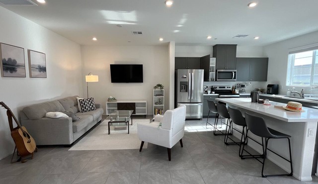 Comfortable 3B2B New Townhome in Prime SW Las Vegas