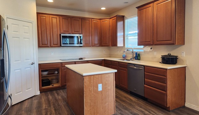Comfortable and Spacious Stay in Aurora - 4 Bedrooms - Family & Work-Friendly in Aurora