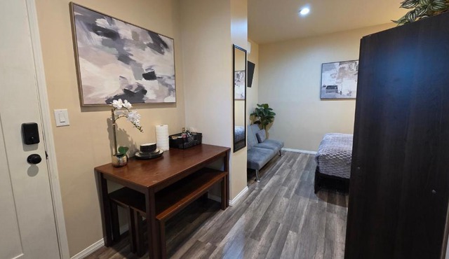 Comfortable Guest Studio by Cedars-Sinai, Beverly Center and Beverly Hills