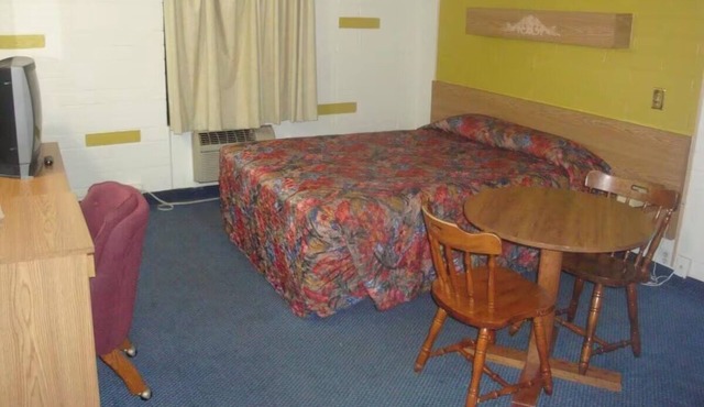 Comfortable Pet-Friendly Room + Enjoy Relaxation Minutes from London Bridge