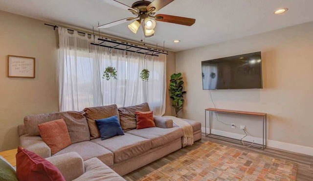 Comfy & Cozy - walk to Water Street!