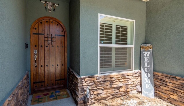 Comfy home, 30 min to Yosemite, fenced in yard, game room, prof decorated!