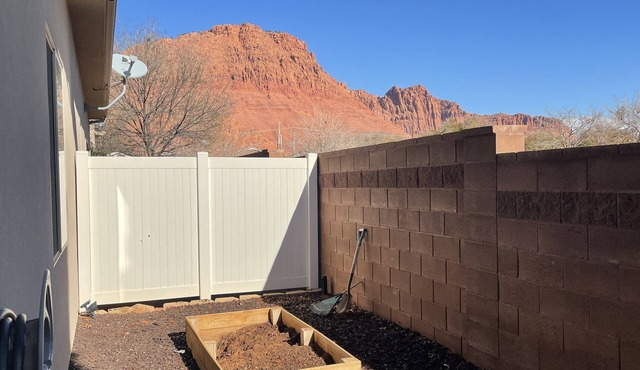 Comfy Modern large townhome. Bring pets. in Ivins