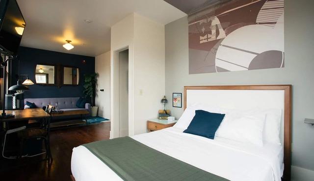 Commodore Hotel in Astoria