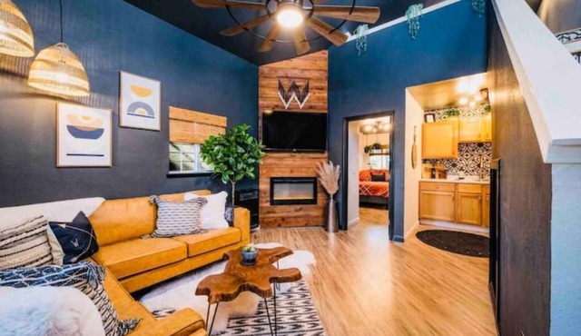Compass EAST! A Boho Bungalow Fast Wi-Fi A/C