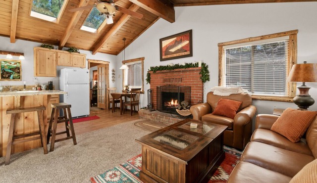 Comstock Cabin: Big Bear Lake Family & Pet Escape