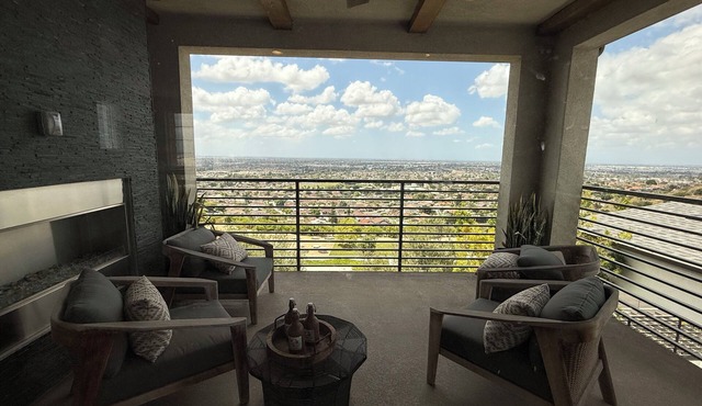 Contemporary Luxury Villa with Panoramic City Views in Montebello