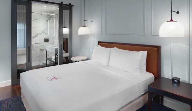 Contemporary Suite, Axiom Hotel in San Francisco, Mono King