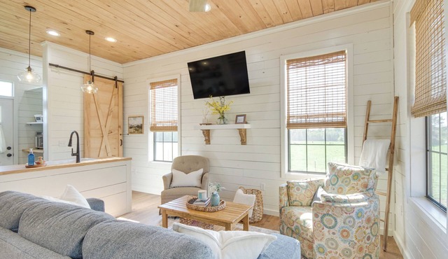 Contrell Cottage On Farm w/Peaceful Views in Forest