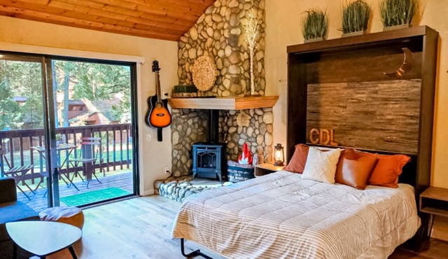 Convenient condo near Shaver Lake & China Peak with pool & hot tub