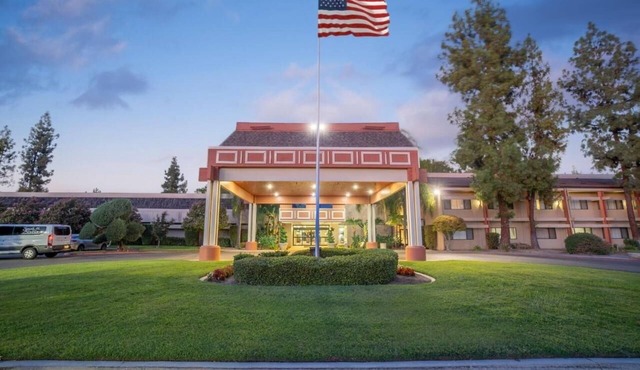 Convenient Fresno Stay – Minutes from Airport w/Free Shuttle