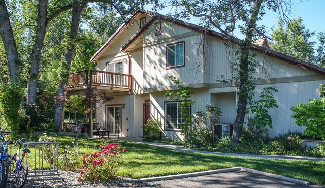 Convenient home near Bass Lake & Yosemite w/shared pool, hot tub