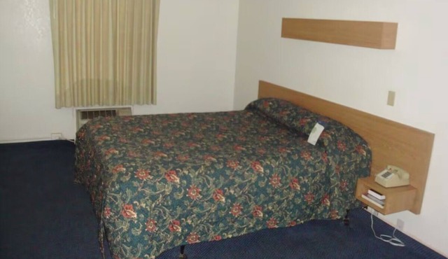 Convenient Room for Budget Travelers Near Lake Havasu Park, w/Free Parking