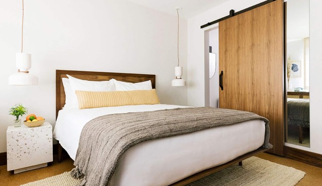 Conveniently Located To Excellent Transportation! Pool, Near Metro Station!