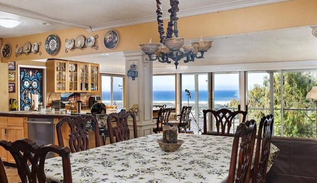Corfu Cottage, 2 Cal King beds, Hot Tub, Pacific Ocean views, Solar Powered.