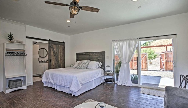 Cottage by the Lakes w/Patio by Lake Nacimiento