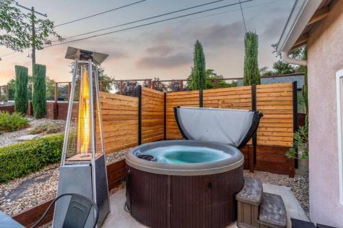 Cottage on Micro Resort, Hot tub close to Downtown