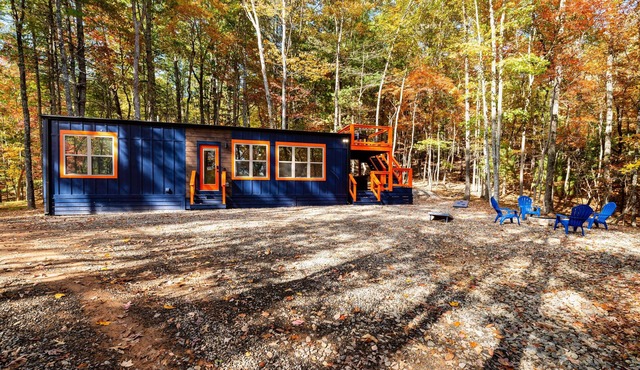 Couples! Bigfoot Tiny Home, Hot Tub, Firepit, Roof top deck! New cozy cabin in Morganton