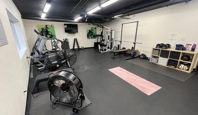 Cozy 1-bed apt in charming Sherman Oaks with fireplace, balcony, gym, & parking. in Los Angeles