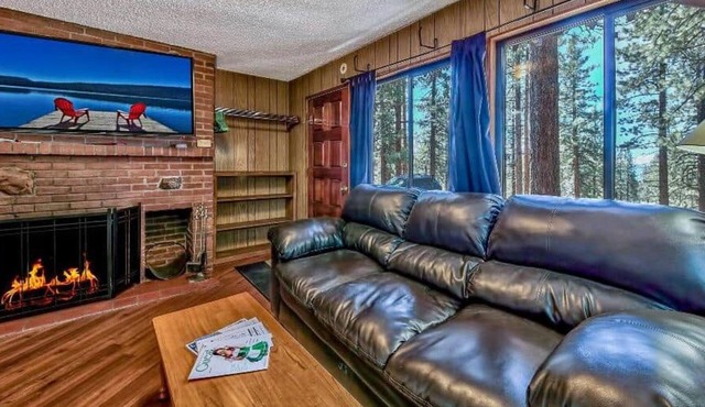 Cozy 1-Bedroom Chalet with Fireplace & Kitchenette. Great South Lake Location