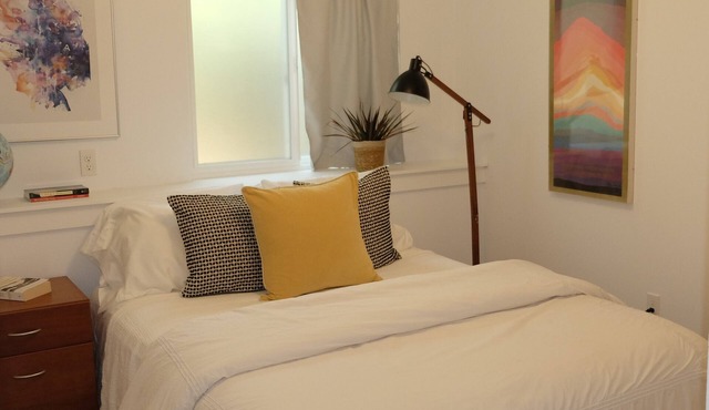 Cozy 1-bedroom creekside hideaway in charming Fairfax walkable to downtown.
