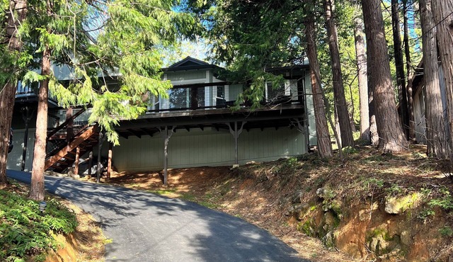 Cozy 2-bedroom 2 bath cabin with AC and fireplace in wonderful Twain Harte.