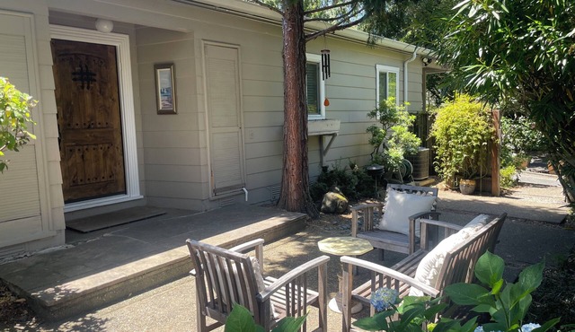 Cozy 2-bedroom 2- bathroom house with beautiful garden/great location!