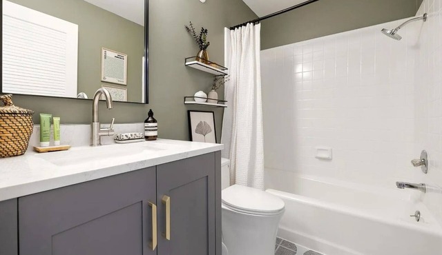 Cozy 2-bedroom apartment in amazing Oakland with AC and gym