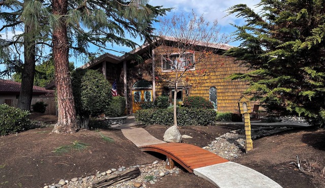 Cozy 2-bedroom apartment in welcoming Fresno with AC, WiFi, next to Fresno State