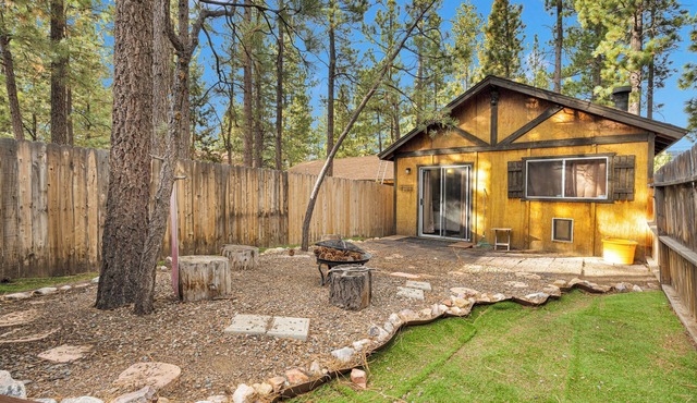 Cozy 2-bedroom cabin in welcoming Big Bear with WiFi