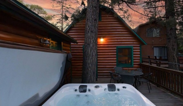 Cozy 2-bedroom Cabin in Big Bear, 10 Minutes from Lake & Downtown
