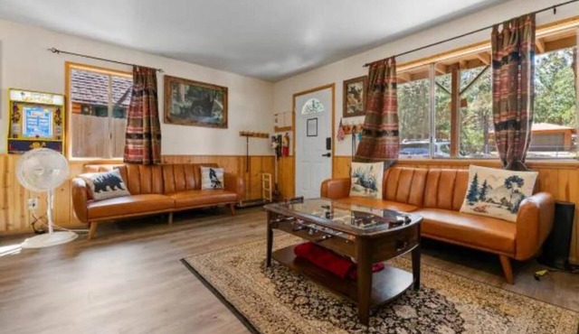 Cozy 2 Bedroom Cabin, Pet-Friendly, Fenced Yard & Air Conditioner
