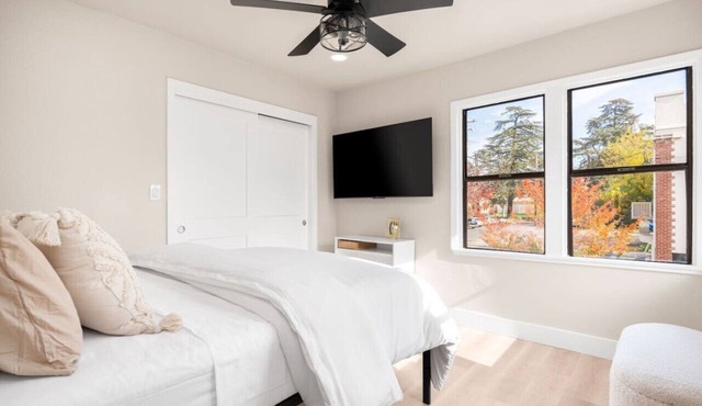 Cozy 2 Bedroom l Downtown Lodi l Modern