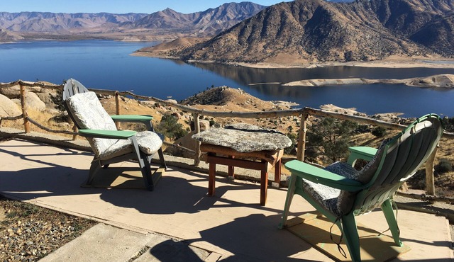 Cozy 2-bedroom cabin with spectacular endless view of lake Isabella. Hot tub.