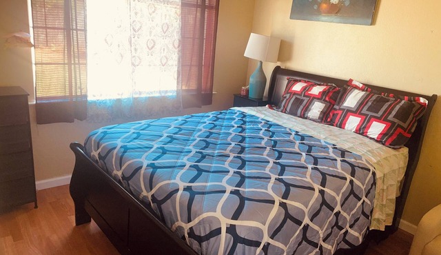 Cozy 3-bedroom house in charming Sacramento with WiFi, AC